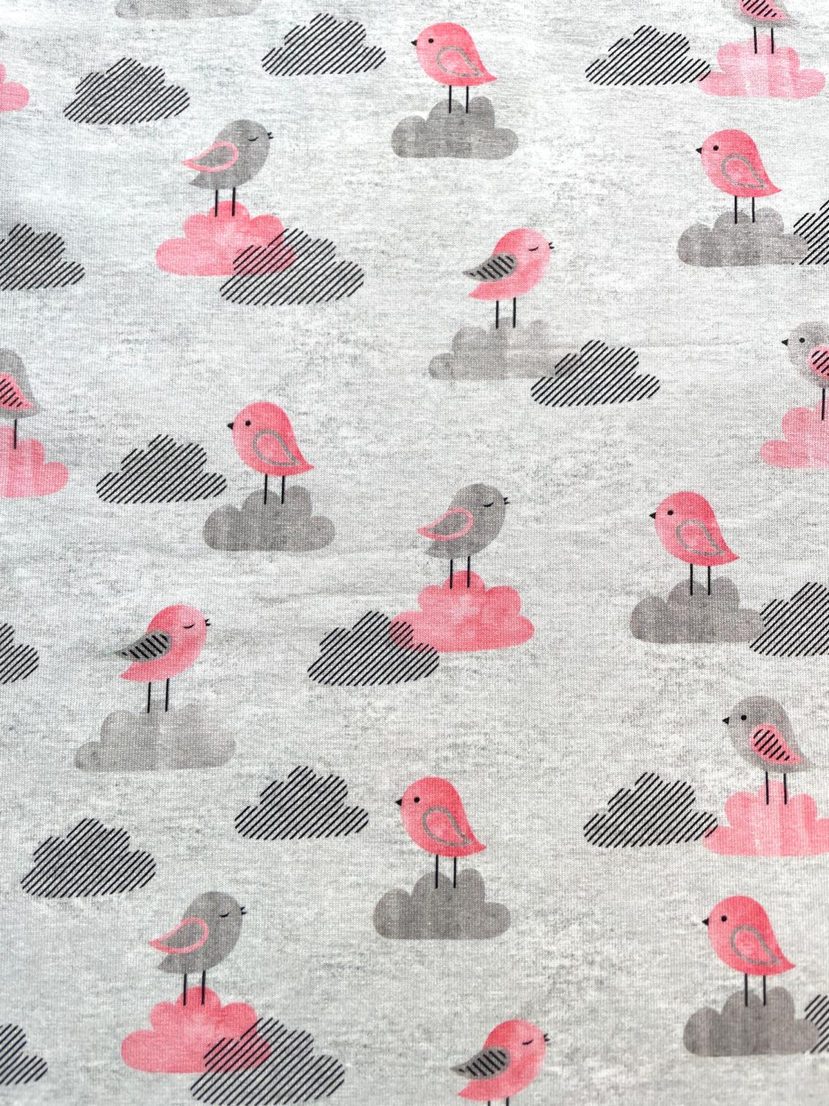 Weicher hellgrau melierter Baumwolljersey mit kleinen Mäusen in Rosa und Anthrazit für Babykleidung, 140cm breit.Hellgrau melierter Baumwolljersey mit Muster aus rosa und grauen Vögeln auf kleinen Wolken für Babykleidung.