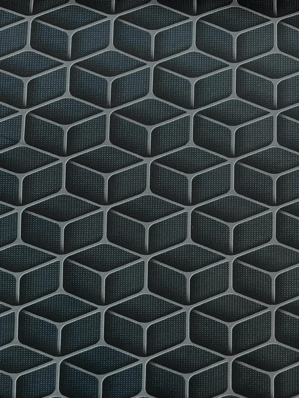 Sommersweat mit geometrischem 3D-Würfel-Muster in Anthrazit und Grau. Detailansicht der grafischen Stoffstruktur.