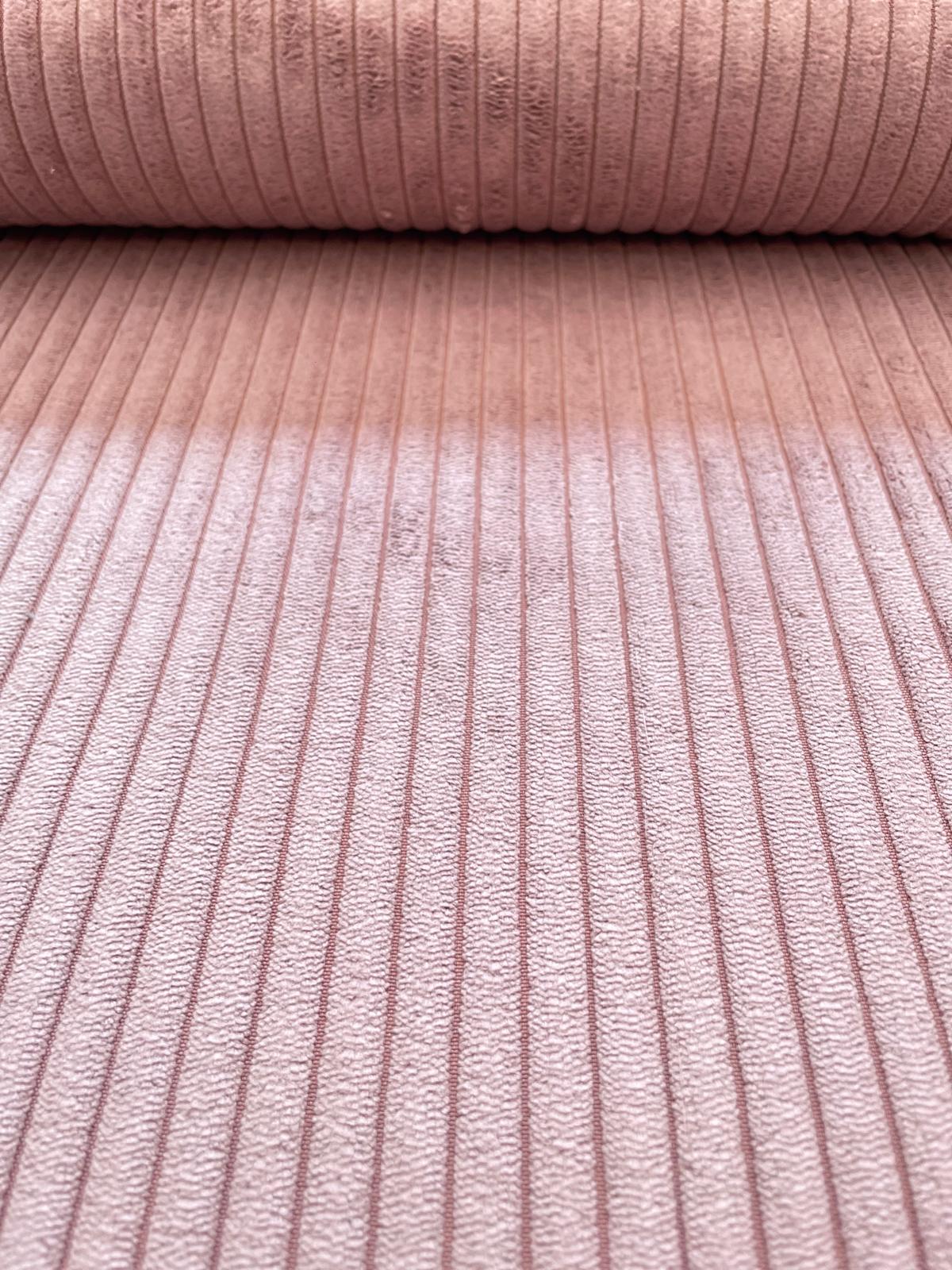 Nahaufnahme von altrosafarbenem Deko-Cord Stoff mit markanter Breitcord-Rippenstruktur für Taschen und Polster.