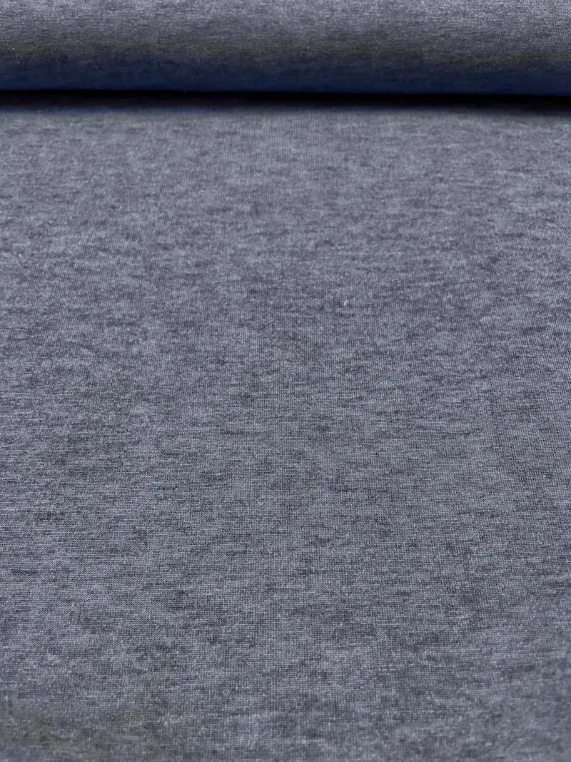 Nahaufnahme eines graublauen Jersey-Stoffs mit Melange-Optik, elastische Premium-Meterware für Bekleidung.