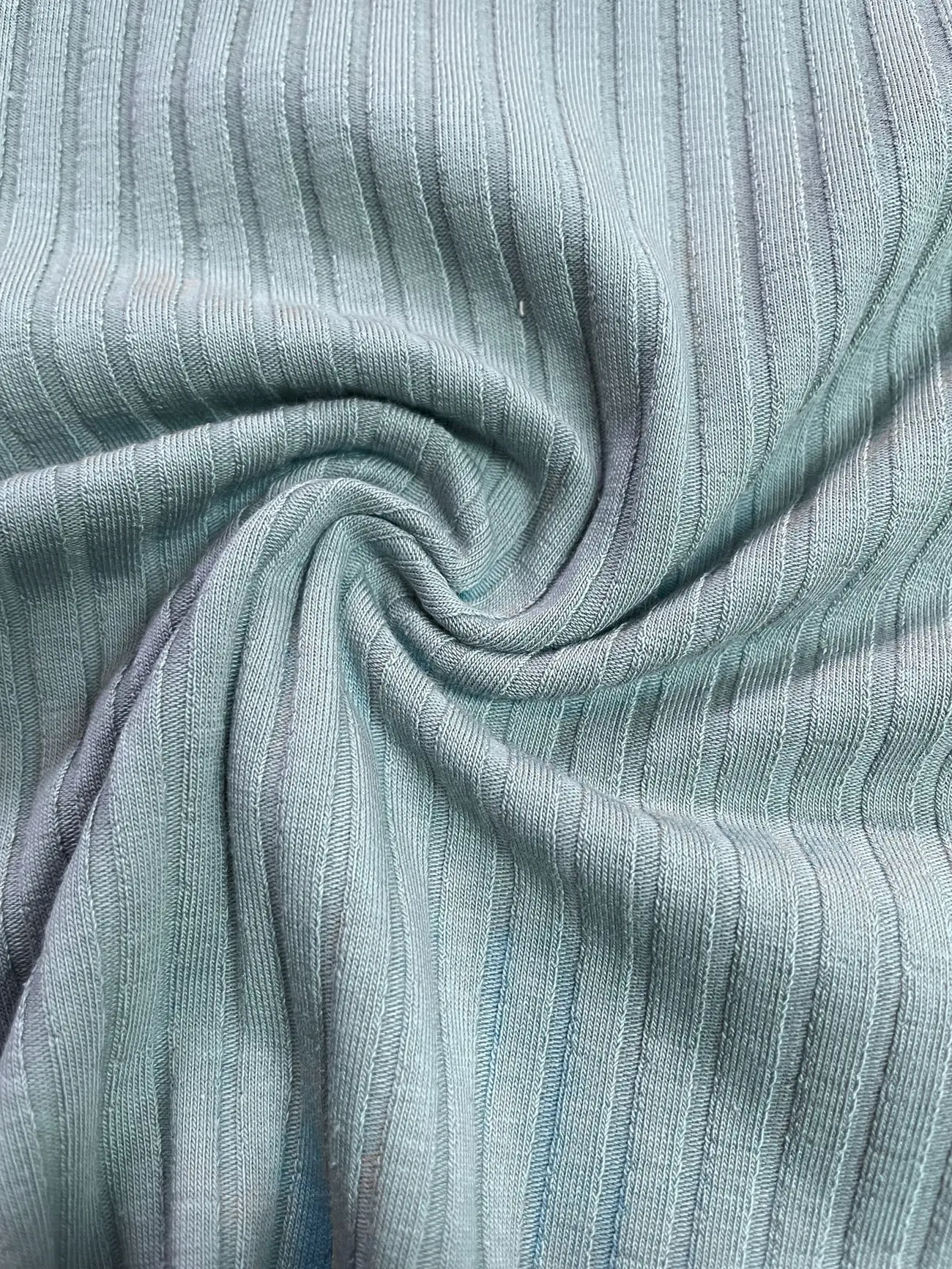 Geraffter Jacquard-Rippjersey in Blaugrün – weich fallender Strukturstoff mit plastischer Zopfstrick-Relief-Optik