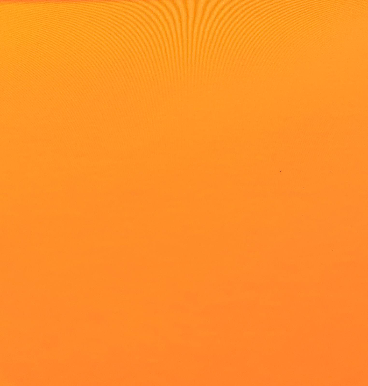 Nahaufnahme von elastischem Baumwolljersey in hellem Neon-Orange, Stoffoberfläche glatt und blickdicht, 215g Gewicht.