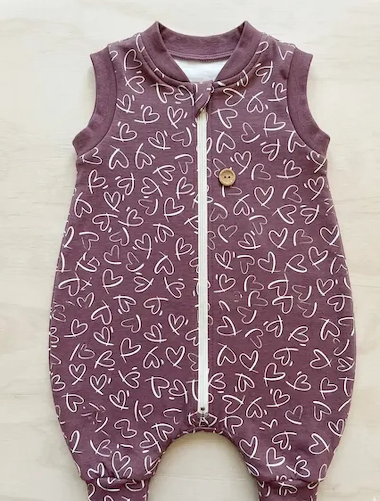 Jersey Mauve mit Herzen – Weicher Stoff für Babys