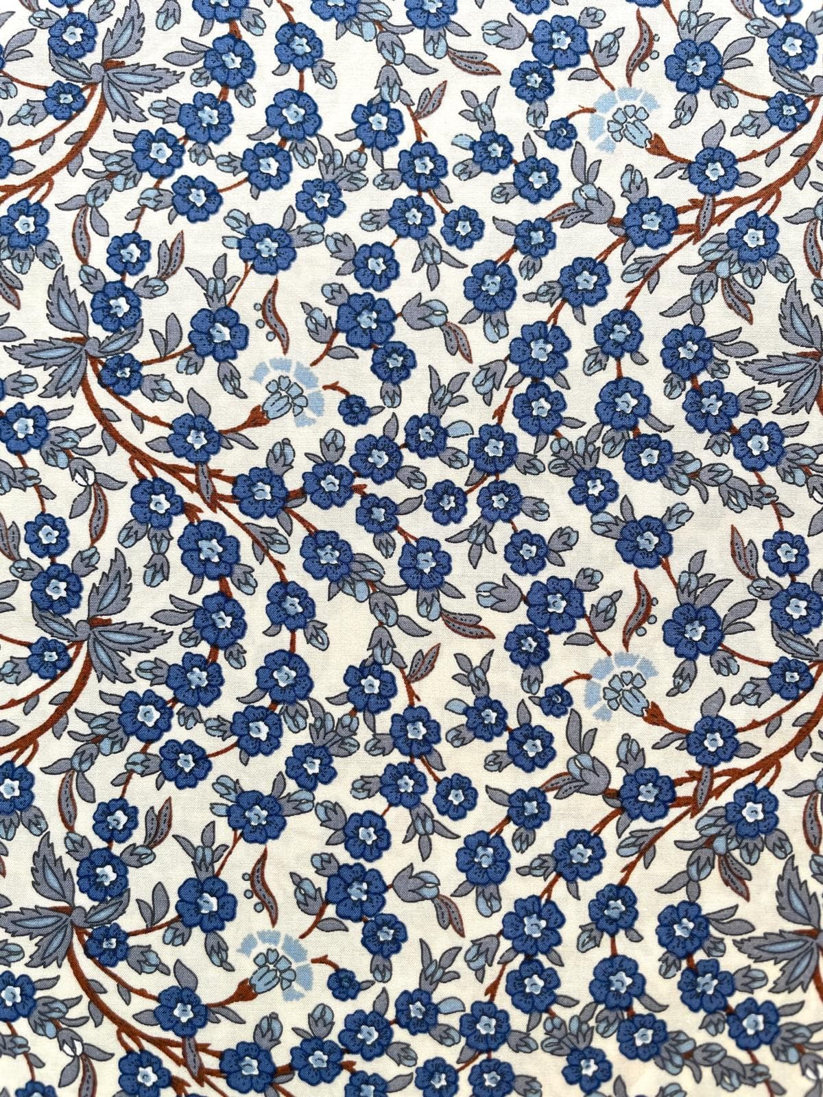 Blaues Blütenmeer – Klassische Baumwoll-Popeline Blaues Blütenmeer – Klassische Baumwoll-Popeline