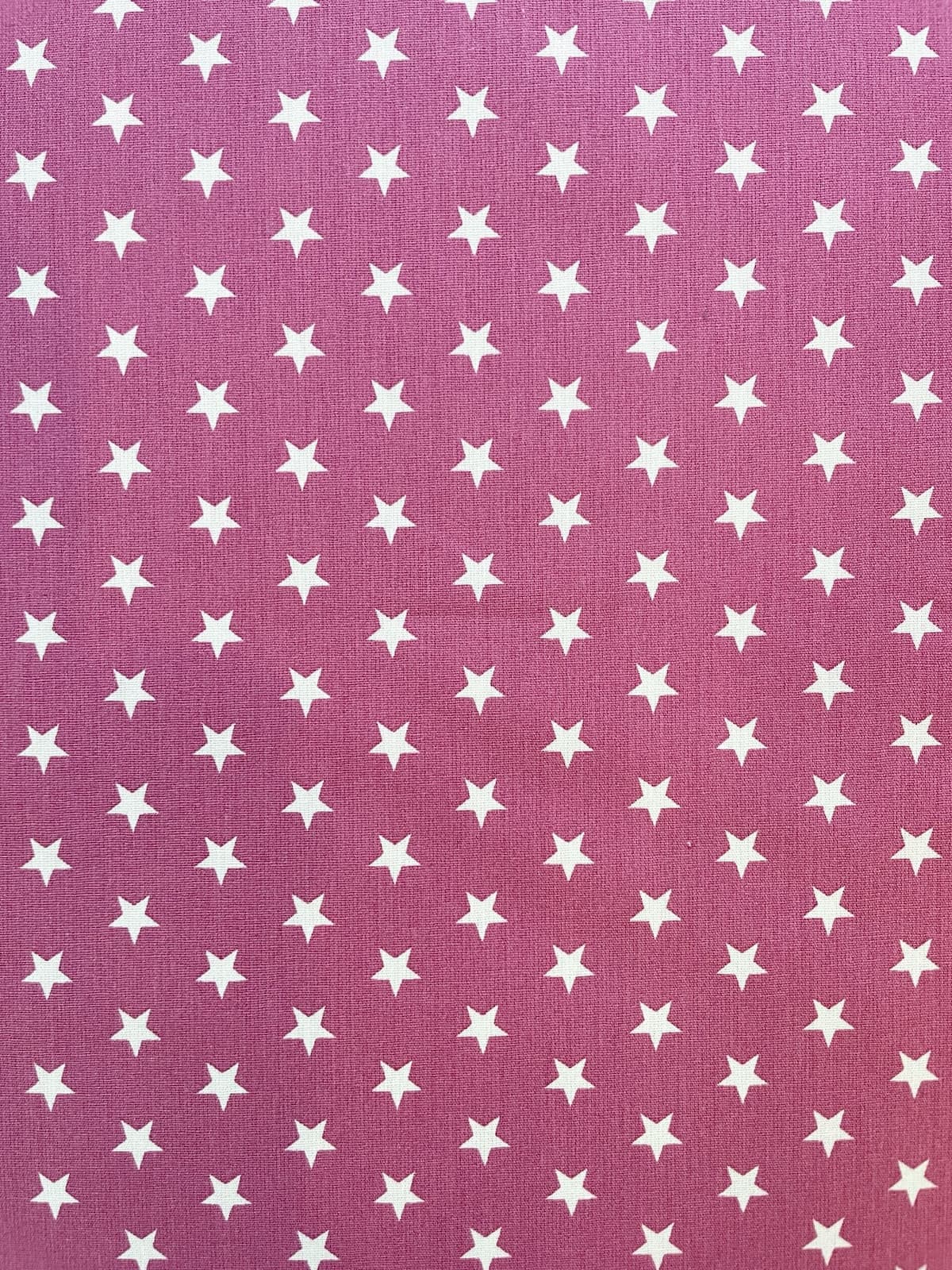 Beerenfarbener Baumwollstoff Popeline mit kleinen weißen Sternen als Allover-Muster, 149 cm breite Webware für Kinderkleidung und Heimtextilien.