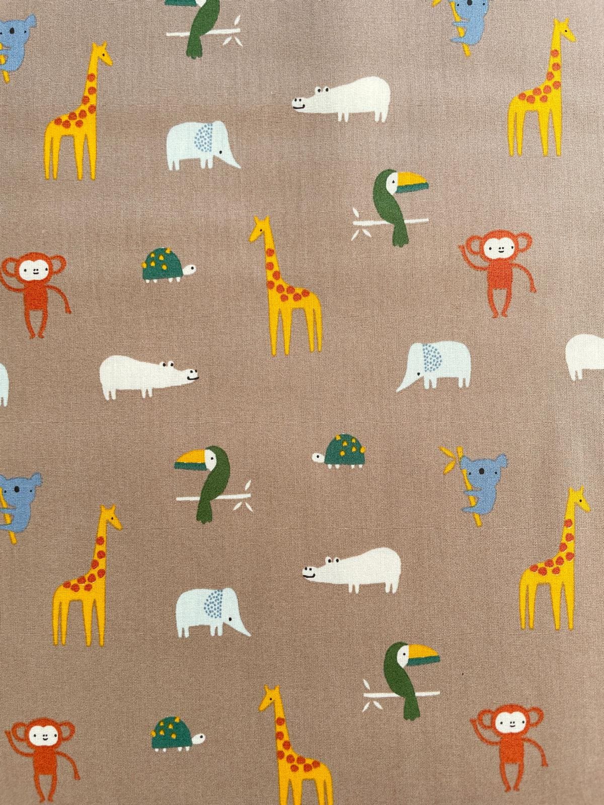 Hochwertiger Baumwoll-Popeline Stoff Safari-Muster mit Giraffen, Elefanten und Äffchen auf sandfarbenem Hintergrund, 147cm breit