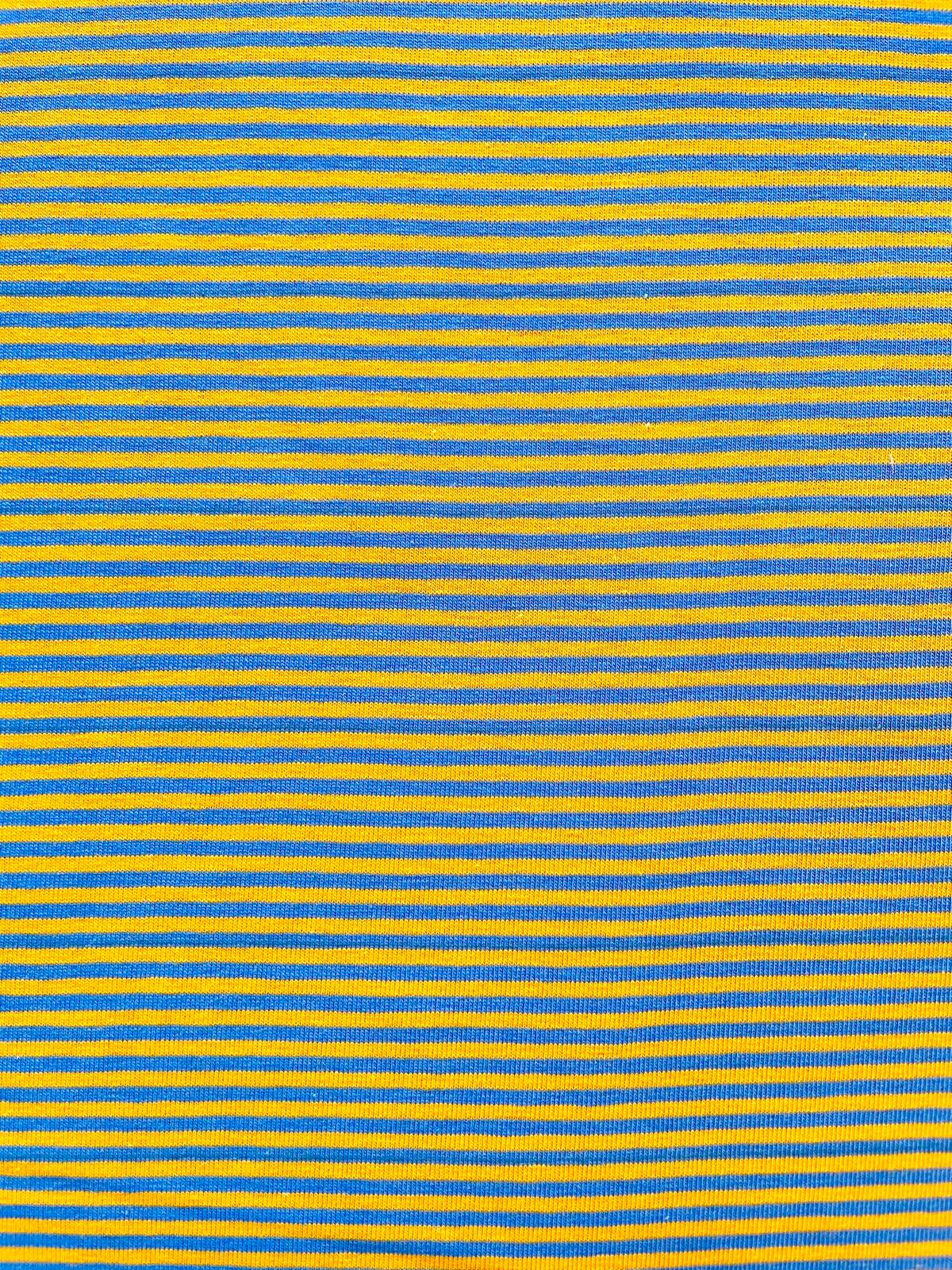 „Nahaufnahme von elastischem Baumwolljersey mit feinen horizontalen Streifen in modernem Türkis und warmem Senfgelb.“