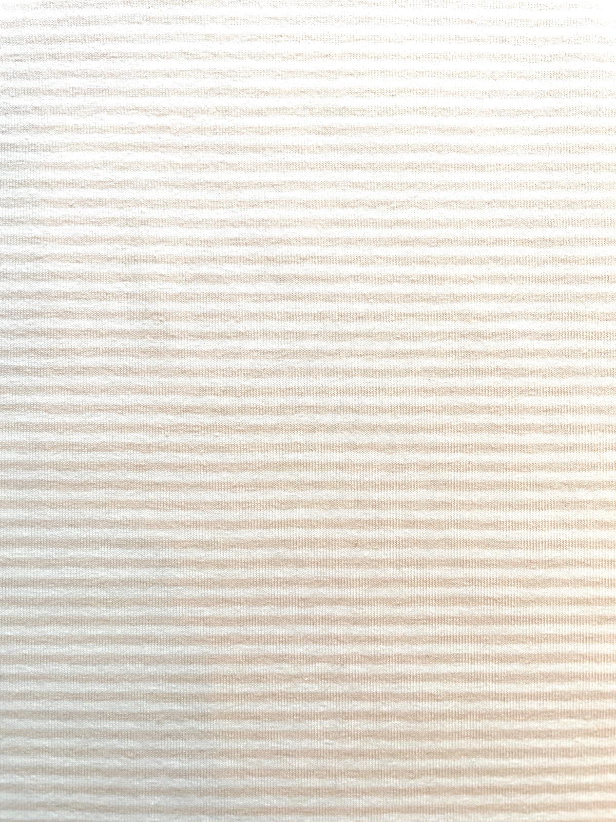 Hochwertiger Jersey-Stoff „Soft Sand Stripes“ mit dezenten horizontalen Streifen in hellem Sand-Beige und Cremeweiß, weiche Haptik.