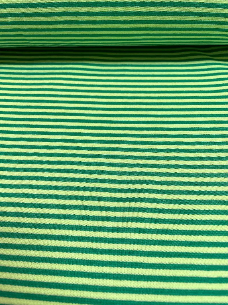 Gestreifter Bündchenstoff in Apfelgrün und Hellgrün als elastische Schlauchware (Meterware) für Pullover und Kinderkleidung.