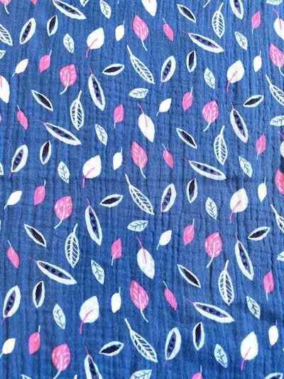 Musselin „Blue Leaf“ mit Blättern blau/weiss/pink Musselin „Blue Leaf“ mit Blättern blau/weiss/pink