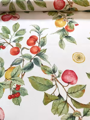 Fester Baumwoll-Dekostoff mit botanischem Früchte-Print (Äpfel, Zitronen, Kirschen) auf weißem Hintergrund, ideale Meterware für Vorhänge und Tischwäsche.