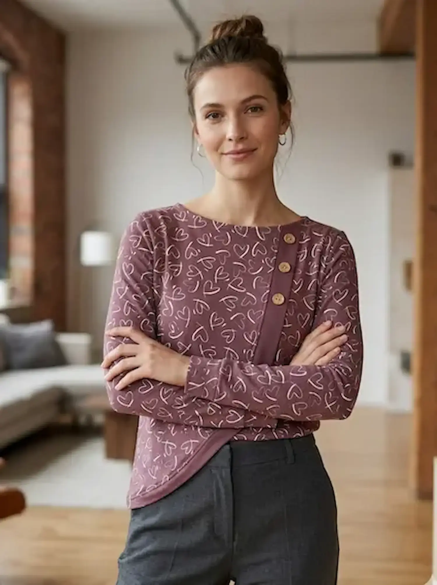 Detailaufnahme eines weichen Jersey-Stoffs in Mauve mit weißem Herz-Allover-Print; elastischer und blickdichter Bekleidungsstoff.