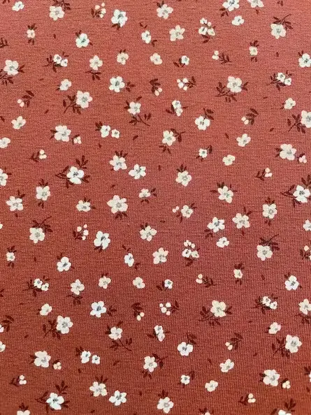 Baumwolljersey "Rustic Meadow" mit kleinen Blumen rostrot
