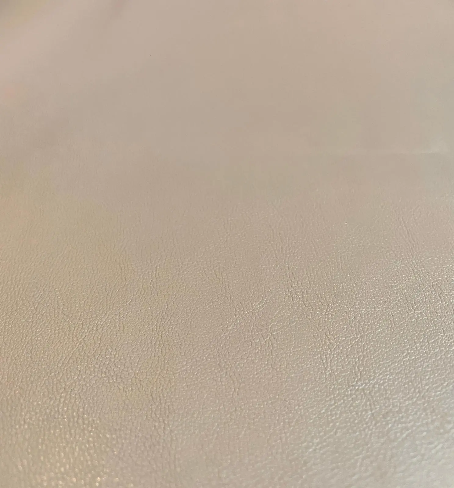 Hochwertiges Kunstleder in Beige mit feiner Leder-Narbung – strapazierfähiges Material für Polsterarbeiten.