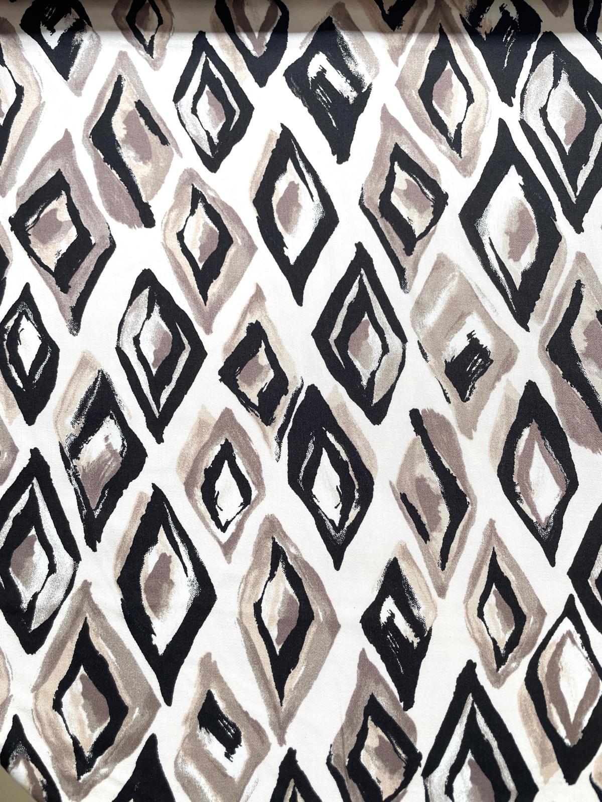 Viskose-Satin „Modern Ikat-Diamonds“ beige/schwarz Viskose-Satin „Modern Ikat-Diamonds“ beige/schwarz