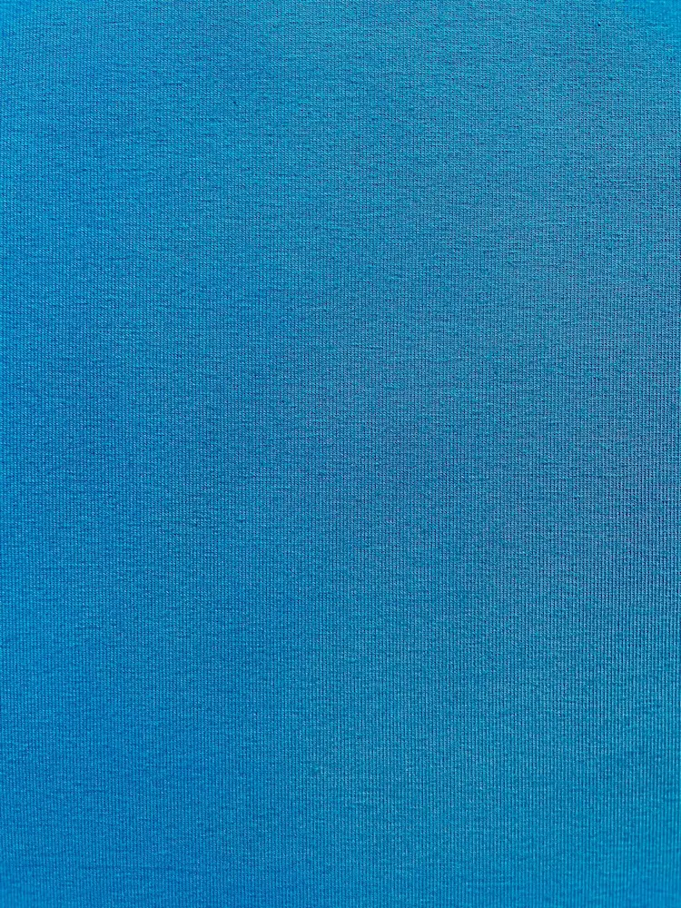 Glatter  Baumwolljersey in leuchtendem Azurblau, 210g schwere Qualität für Bekleidung.