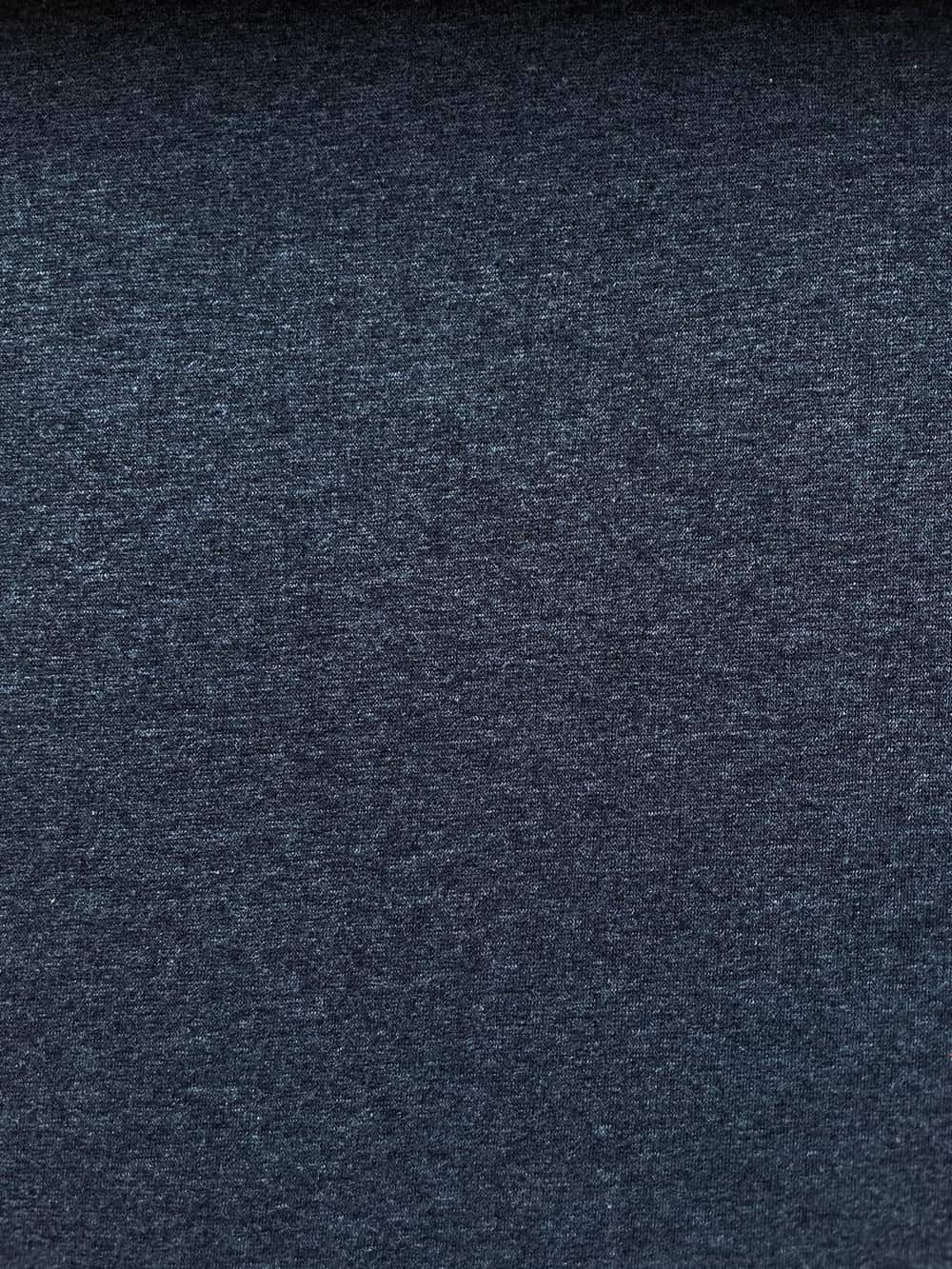 Nahaufnahme eines anthrazit melierten Alpenfleece-Stoffes mit glatter Strickoberfläche.