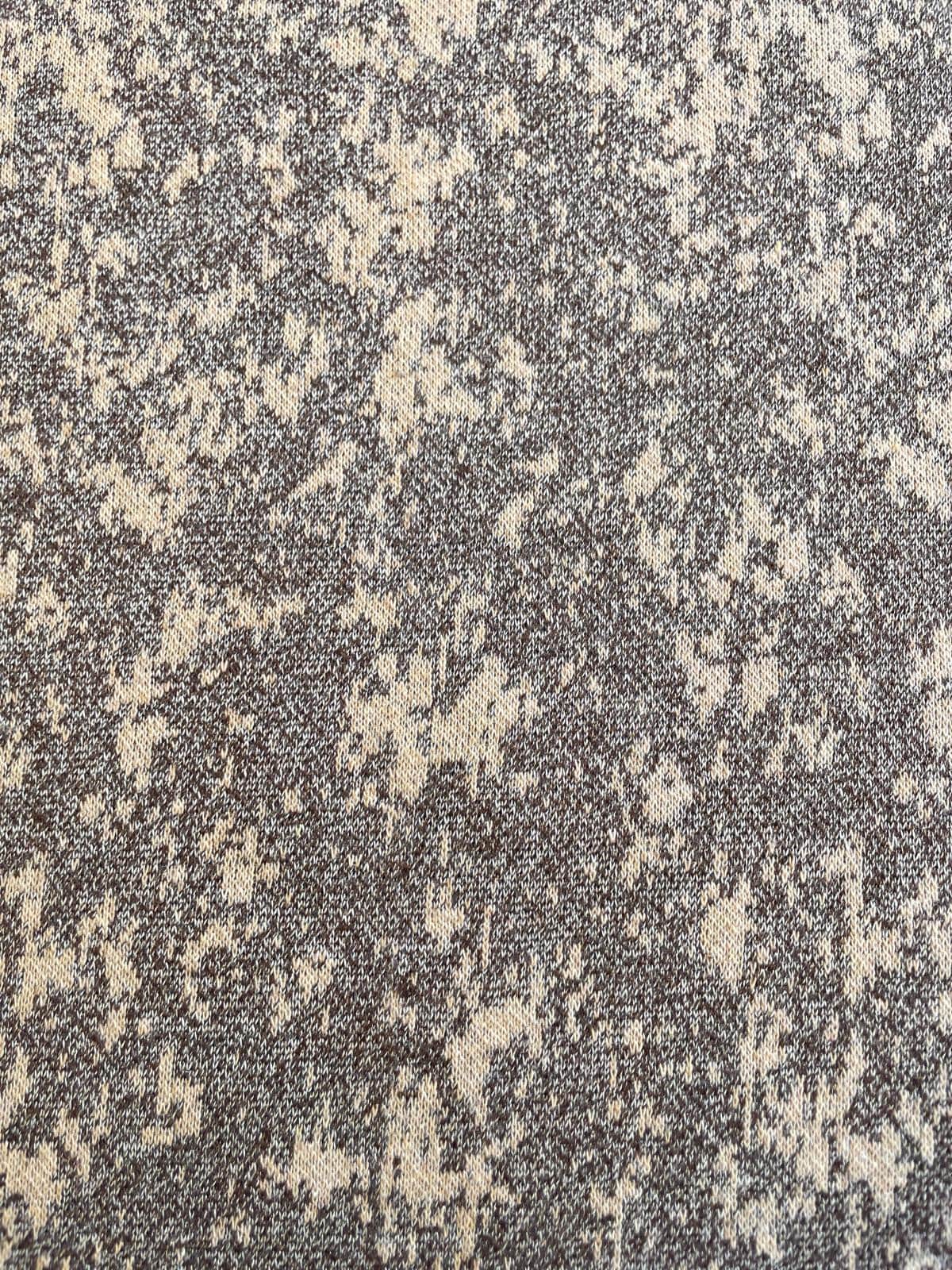 Hochwertiger Strick-Jacquard Stoff als Meterware in Schlamm und Schwarz mit strukturiertem Muster