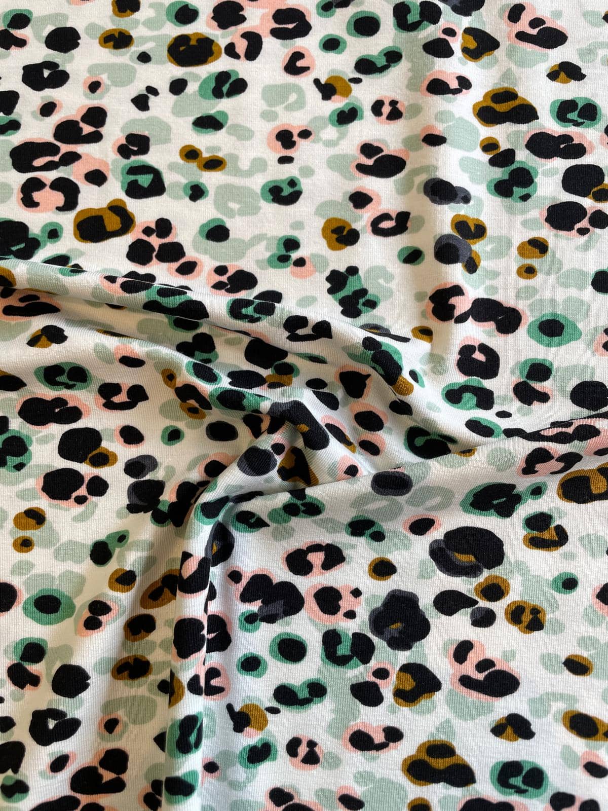 Weicher Modaljersey mit abstraktem Leopardenmuster in Schwarz, Salbei und Rosé