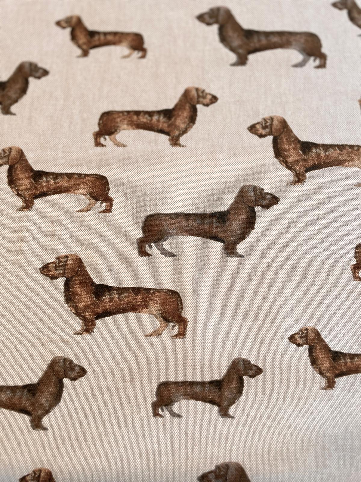 Hochwertiger Deko-Stoff als Meterware in Beige mit detailreichem Dackel-Motiv, ideal für Hundebetten und Kissen.