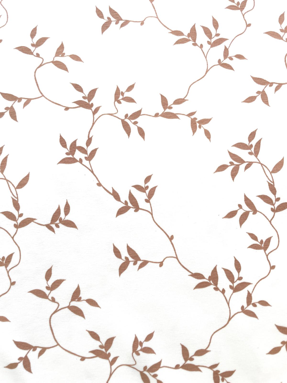 Elastischer Jersey-Stoff in Weiß mit einem feinen, herbstlichen Muster aus dünnen rostbraunen Zweigen und Blätterranken.