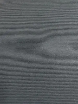 Graublauer Ottoman-Jersey mit horizontaler Rippenstruktur in der Nahaufnahme.