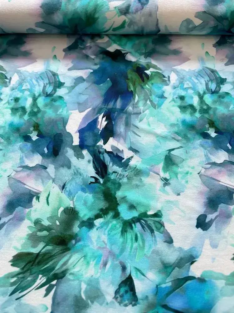 Weicher Viskose-Jersey mit abstraktem Blumenmuster in Aquarell-Optik, Farbtöne Türkis, Petrol und Marineblau auf hellem Grund