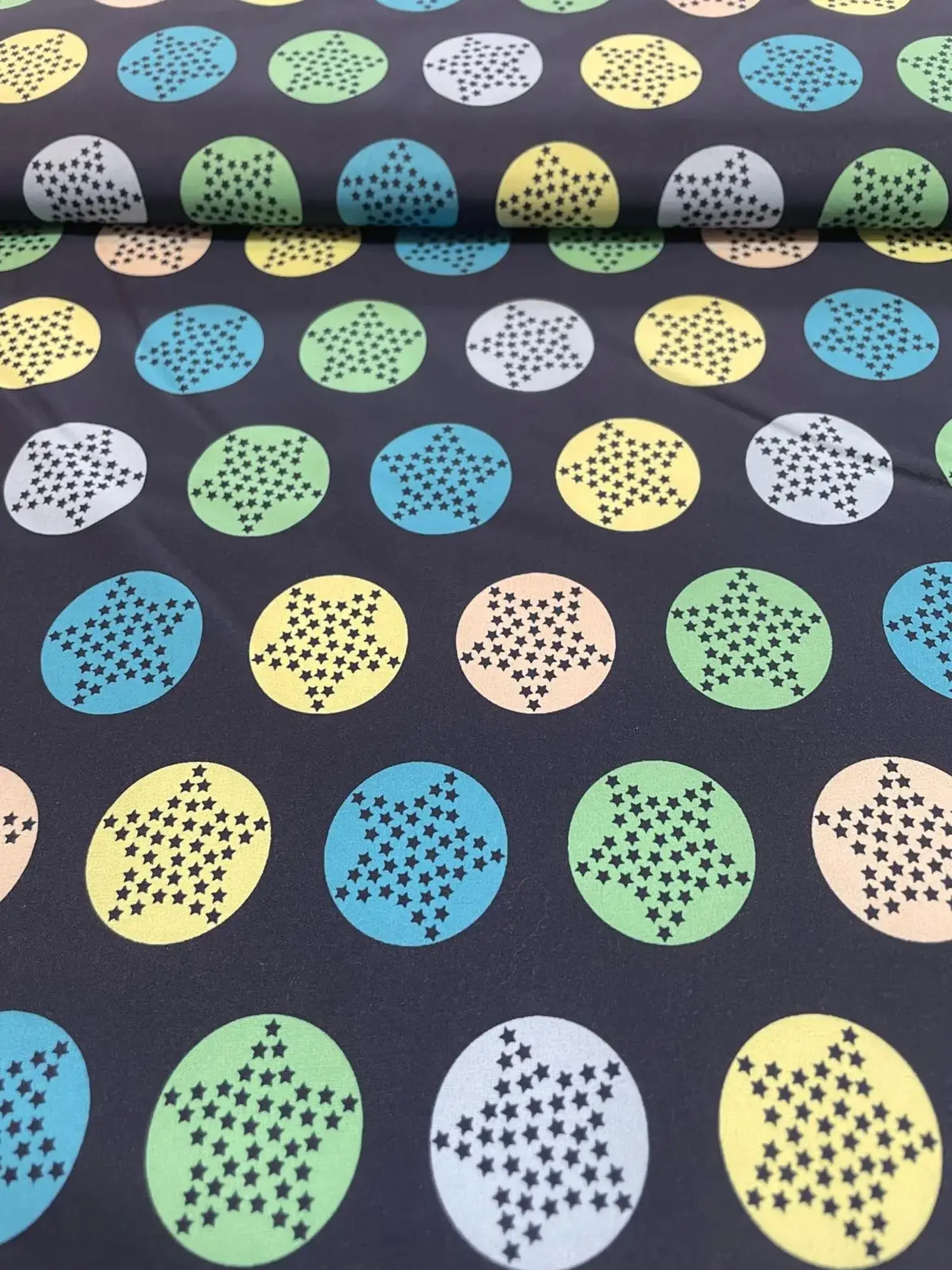 Softshell dunkelblau mit Sternen / Kreisen bunt