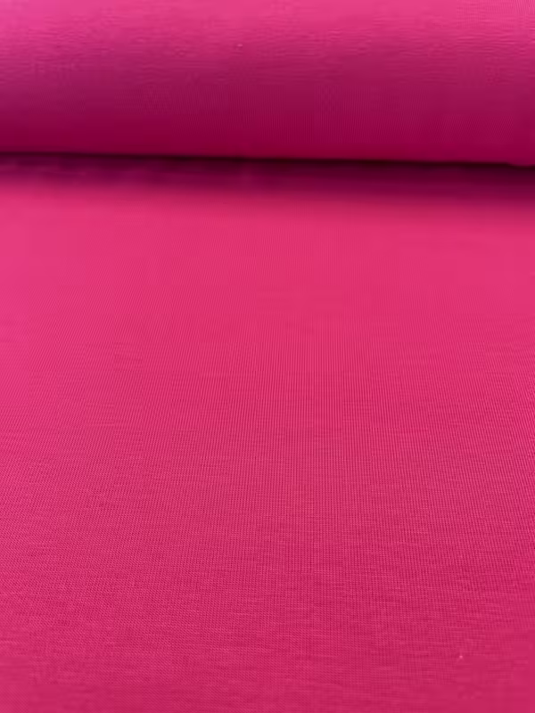 Nahaufnahme von elastischem Baumwolljersey in strahlendem Magenta, glatte Textur, 215g Gewicht, blickdicht.