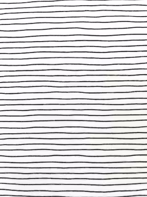 Feiner Baumwoll-Jersey mit horizontalen schwarzen Streifen auf weißem Grund, Nahaufnahme der Stoffstruktur.