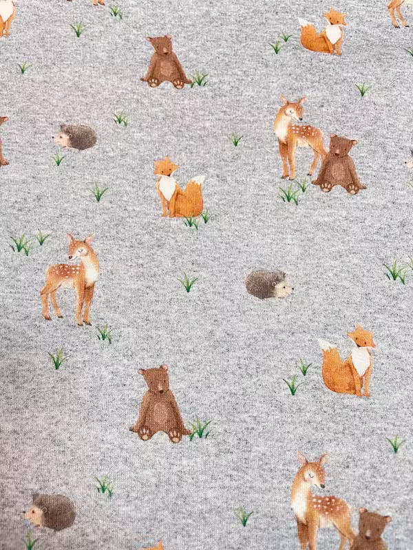 Kuscheliger Alpenfleece in Grau Meliert mit liebevoll illustrierten Waldmotiven wie Bären, Rehen und Füchsen; Doubleface-Qualität mit weicher Fleece-Rückseite für warme Kinderkleidung.