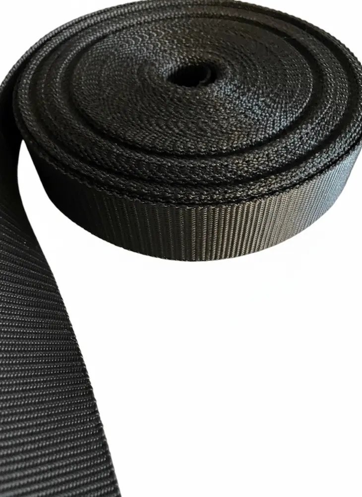 Schwarzes Gurtband mit 40mm Breite als Meterware kaufen, aufgewickelt auf einer stabilen Rolle für Taschengurte und Rucksäcke