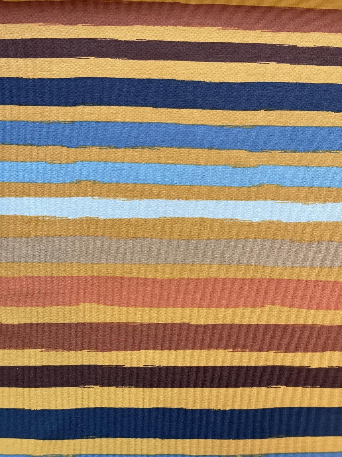 Hochauflösende Ansicht eines French Terry Sweatstoffs mit einem modernen, horizontalen Streifendesign. Die Streifen weisen eine künstlerische Pinselstrich-Optik auf und variieren in den Farben Senfgelb, Terracotta, Dunkelblau, Hellblau sowie Schokoladenbr
