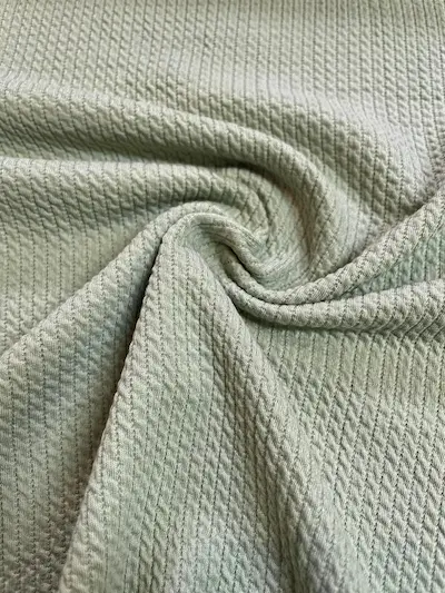 Geraffter Jacquard-Jersey in Salbeigrün mit Zopfstrick-Relief – weich fallender Strukturstoff für zeitlose Kleidung