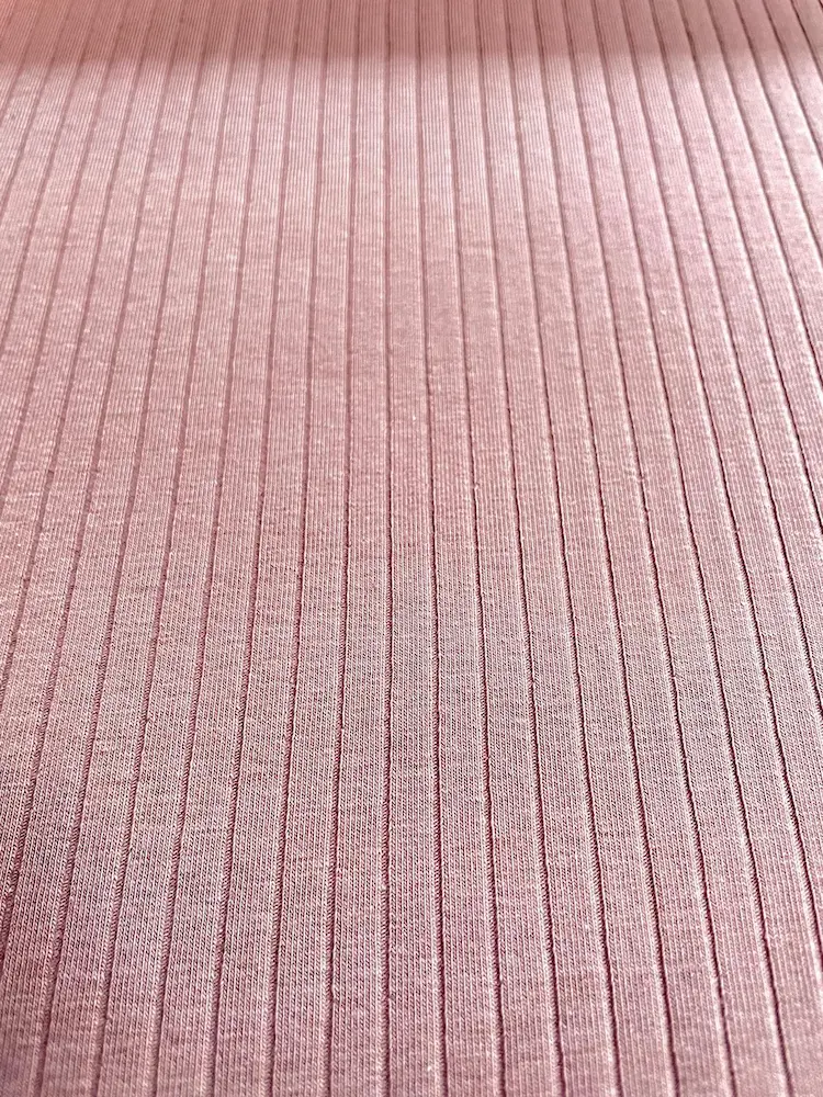 Breit gerippter Jersey in Altrosa – elastischer Rib-Strick mit markanter Streifenstruktur für Bekleidung