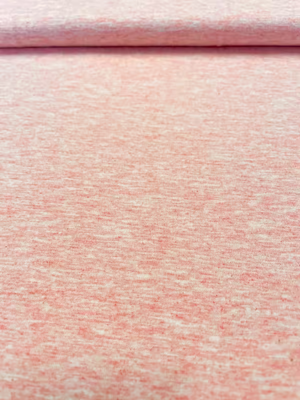 Nahaufnahme eines orange-melierten Jersey-Stoffes mit feiner Textur, Baumwoll-Mix, ideal für Kleidung.