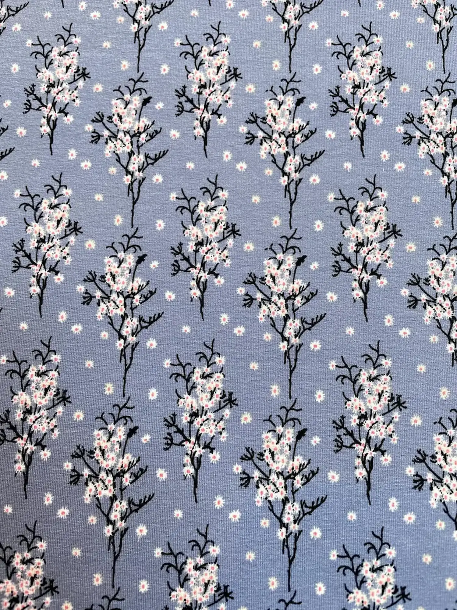 Viskose Jersey "Spring Blossom" blaulila mit Kirschbaumblüten Viskose Jersey "Spring Blossom" blaulila mit Kirschbaumblüten