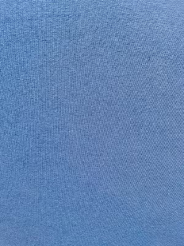 Nahaufnahme von glattem, dunkelblauem Baumwoll-Jersey Stoff mit 210 Gramm Gewicht pro Quadratmeter.