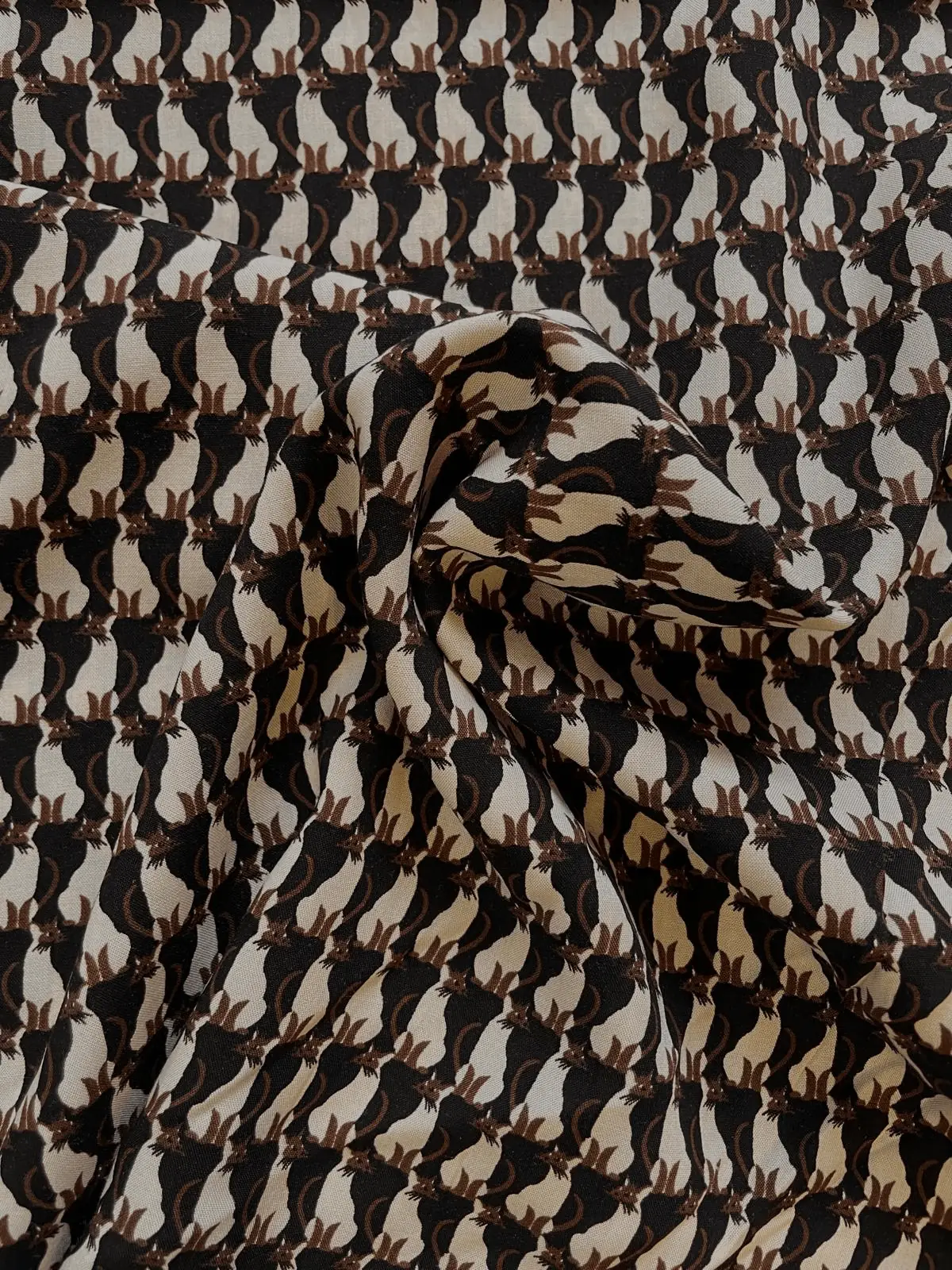 Fließender Viskosestoff mit grafischem Katzenmuster in Schwarz und Creme, 100% Viskose Webware für Kleider und Blusen.