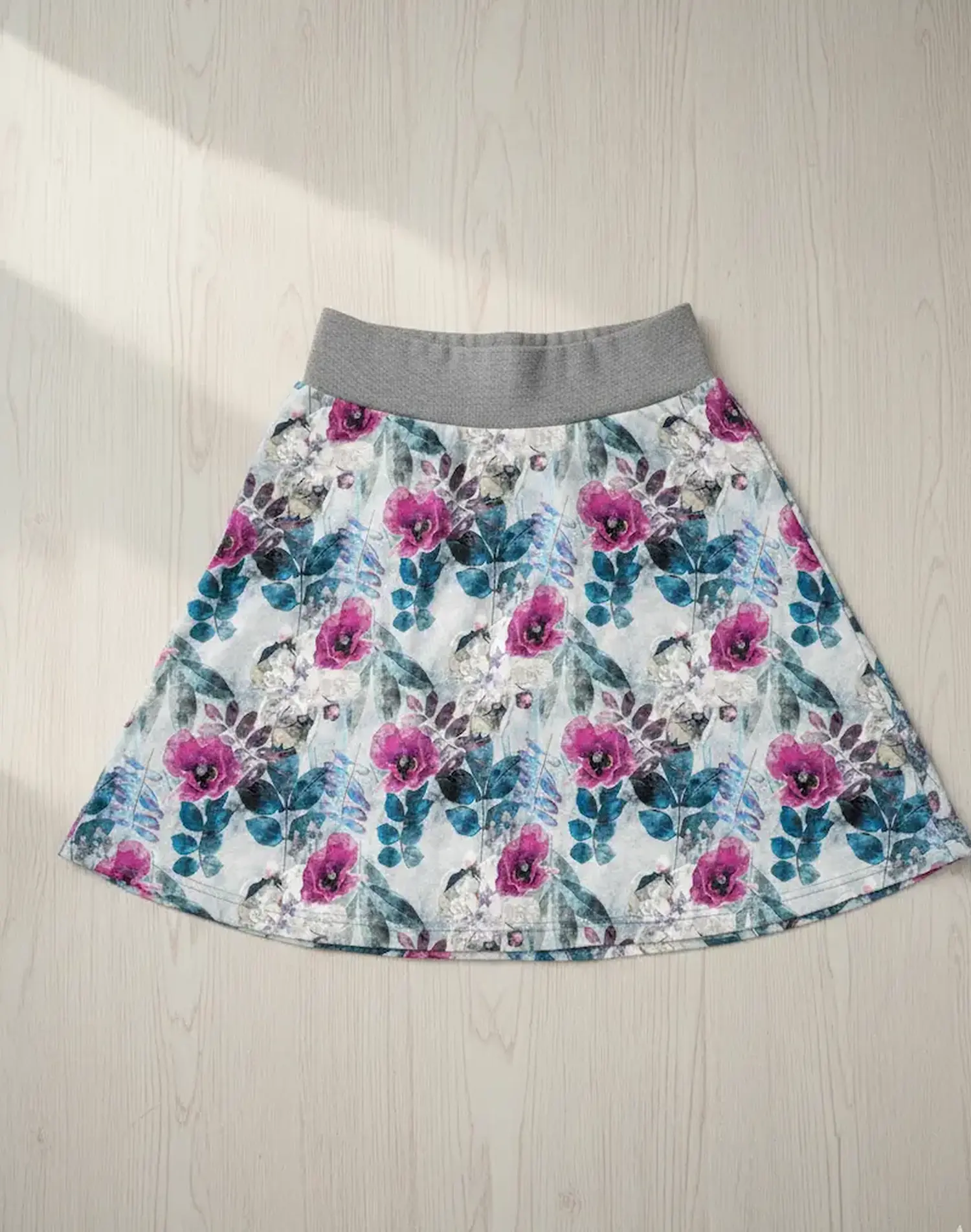 Ausgestellter Rock aus French Terry mit Mohnblumen-Digitaldruck und grauem elastischem Bauchbündchen.