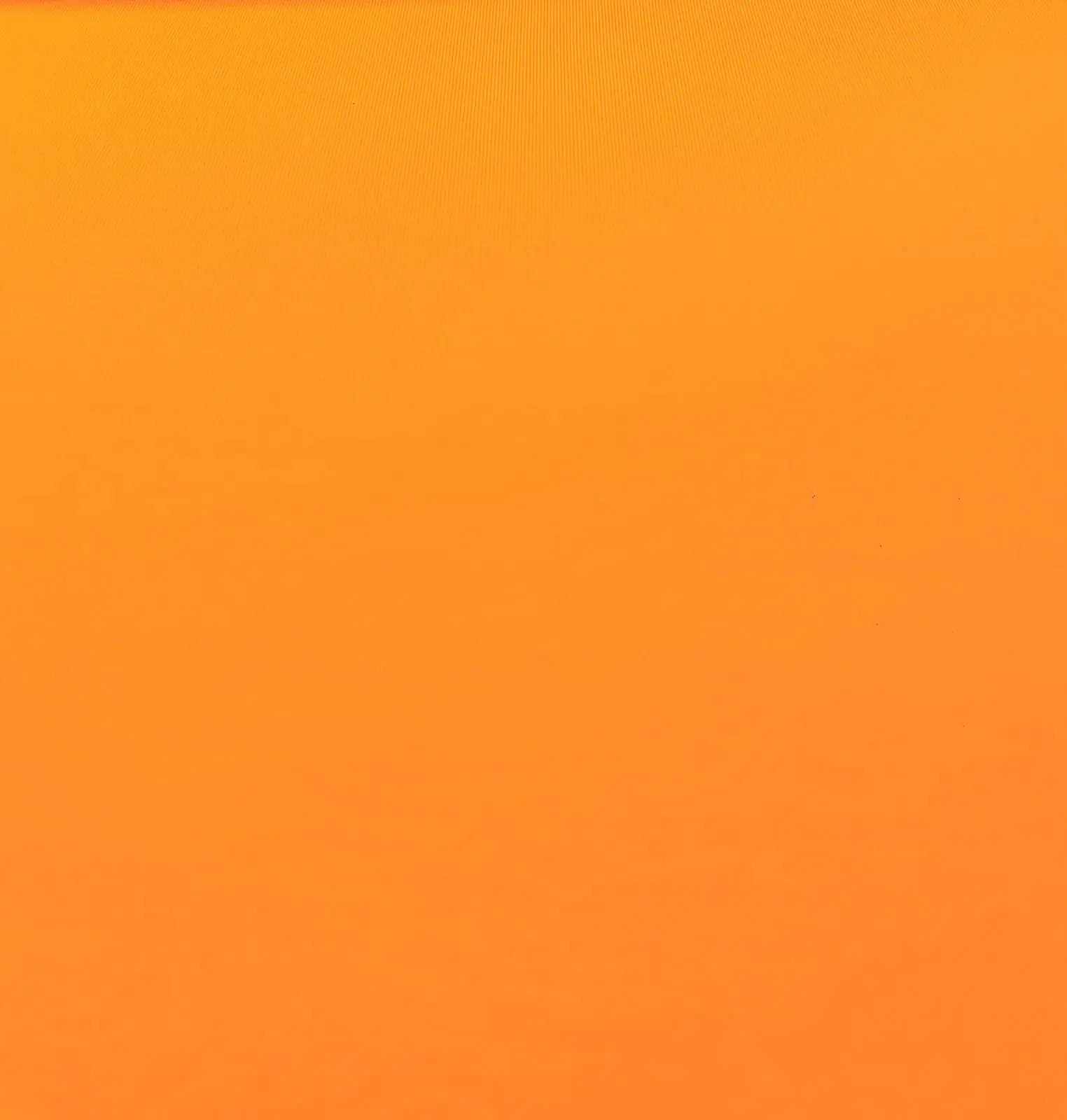 Nahaufnahme von elastischem Baumwolljersey in hellem Neon-Orange, Stoffoberfläche glatt und blickdicht, 215g Gewicht.