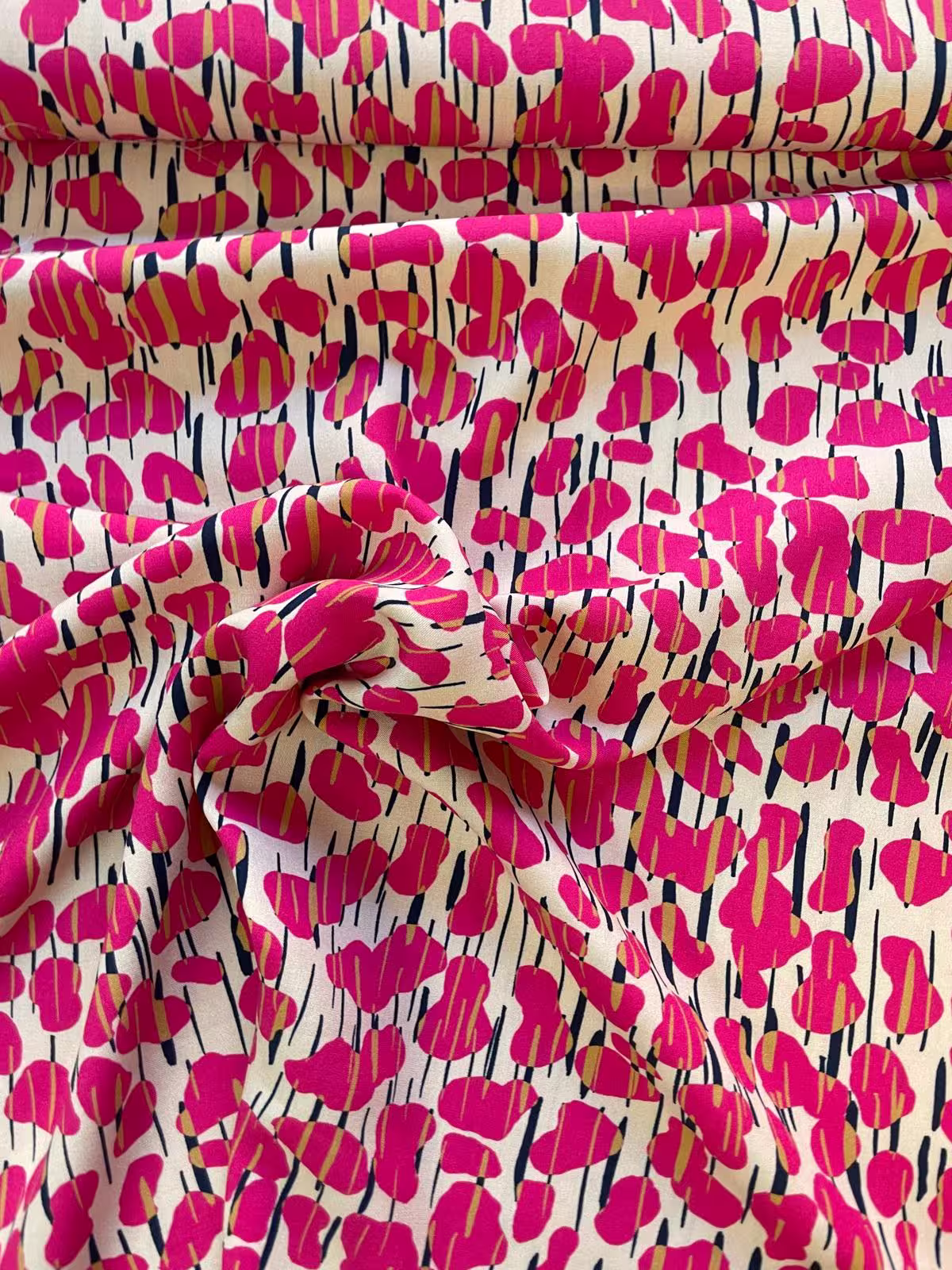 Hochwertiger Viskose-Stoff in Pink mit abstraktem Muster, 140 cm breit, perfekt als Meterware für elegante Sommerkleidung.
