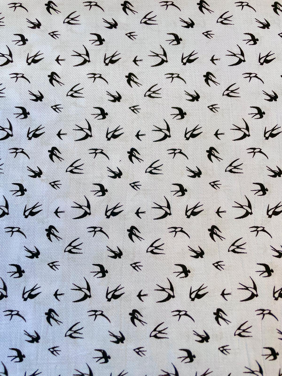 Musselin „Flying Swallows“ mit Schwalben lila/blau Musselin „Flying Swallows“ mit Schwalben lila/blau