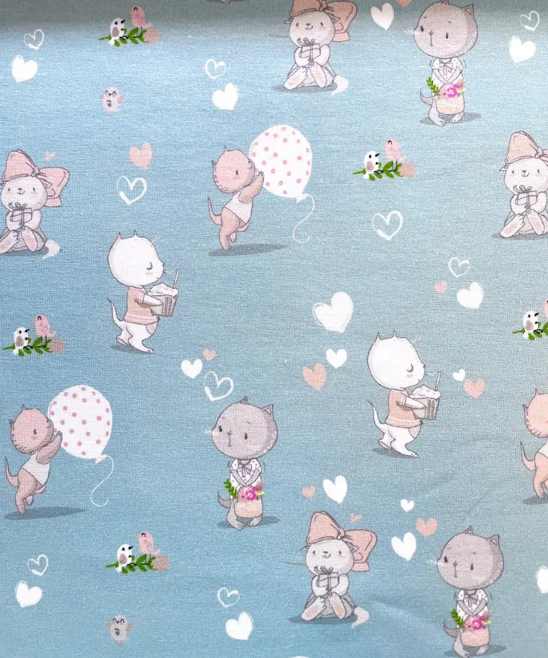 Niedlicher Baumwolljersey in Hellblau mit gemusterten Katzen, gepunkteten Luftballons und kleinen Herzen als Meterware für Baby- und Kinderkleidung.
