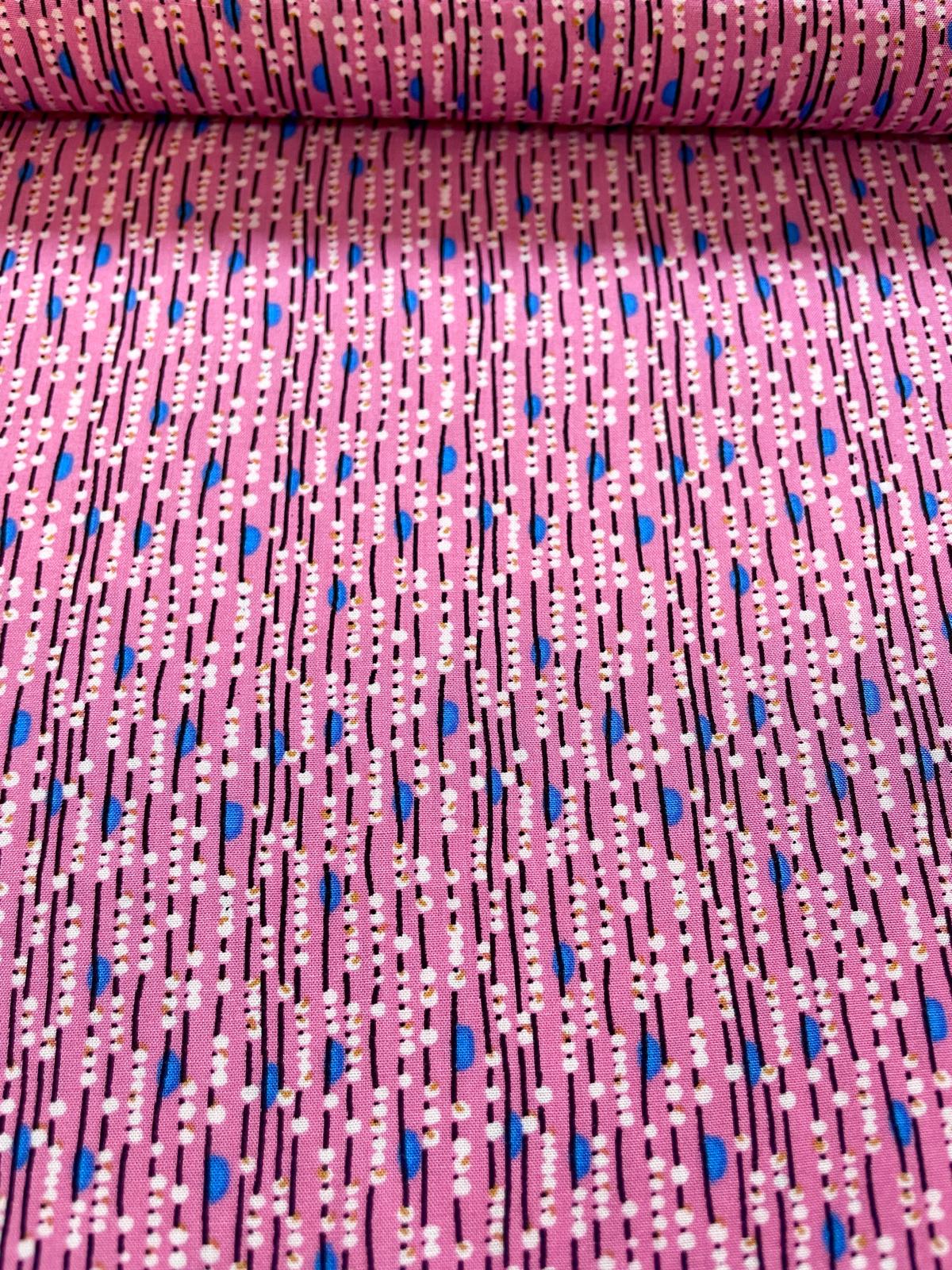 Nahaufnahme eines pinken Viskosestoffs mit vertikalem Linienmuster, weißen Punkten und blauen Details.