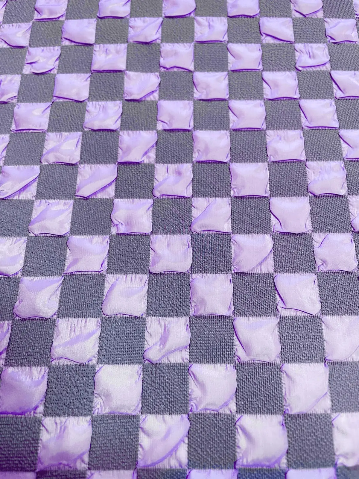 Strapazierfähiger Taschenstoff in Flieder-Lila mit plastischem 3D-Schachbrettmuster, ideal für moderne Rucksäcke, Tote Bags und Kosmetiktaschen.