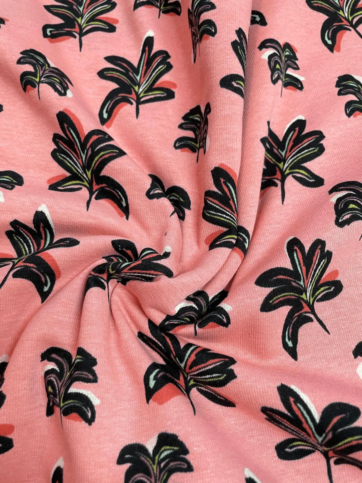 Warmer Alpenfleece Stoff in Rosa Melange mit schwarzen Palmenblättern, weicher Kuschelsweat für Mädchen, Meterware für Winterkleidung.