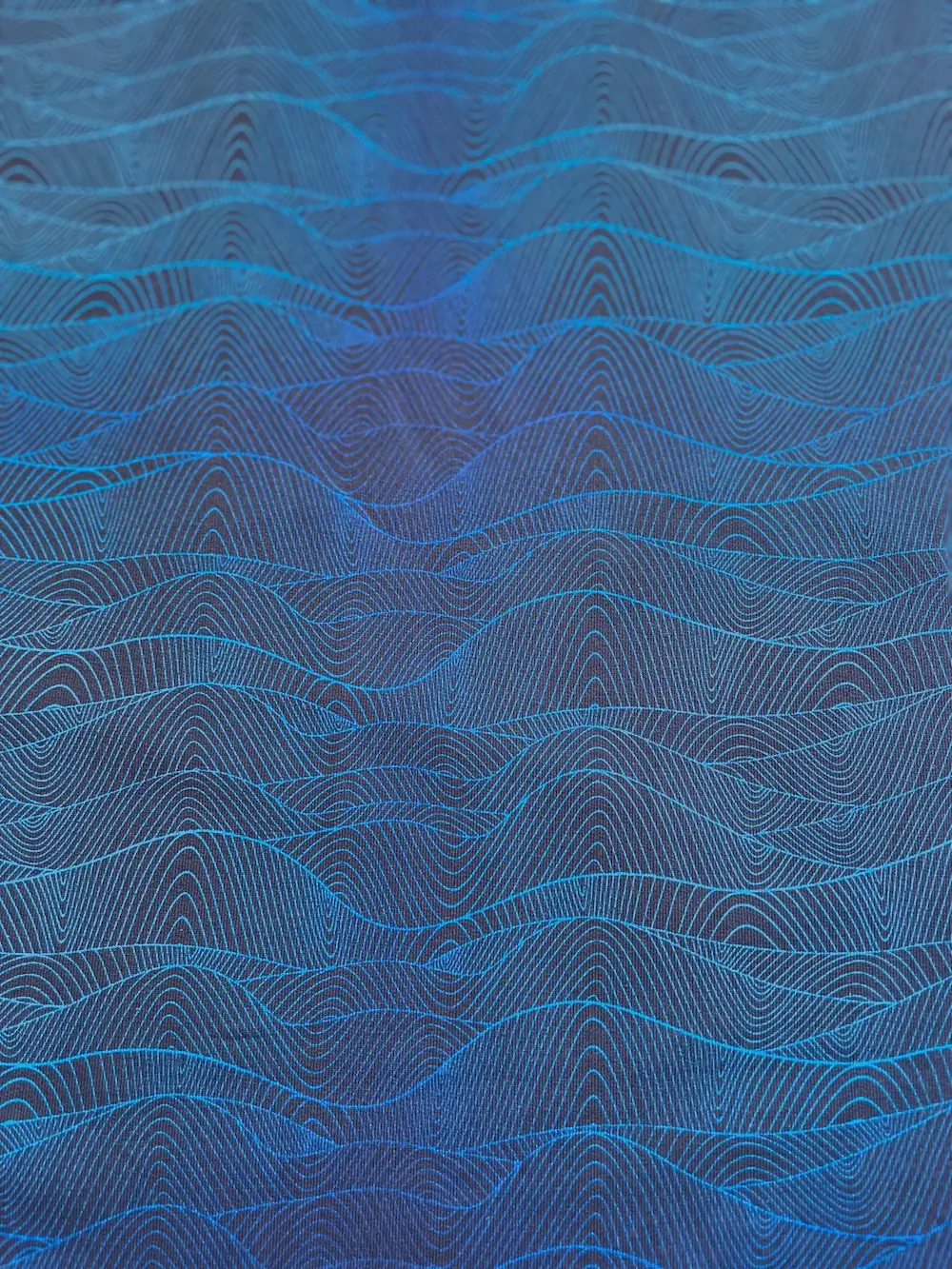 Hochwertiger French Terry Stoff als Meterware mit blau-türkisfarbenem Wellen-Muster (Ocean Waves Sommersweat)