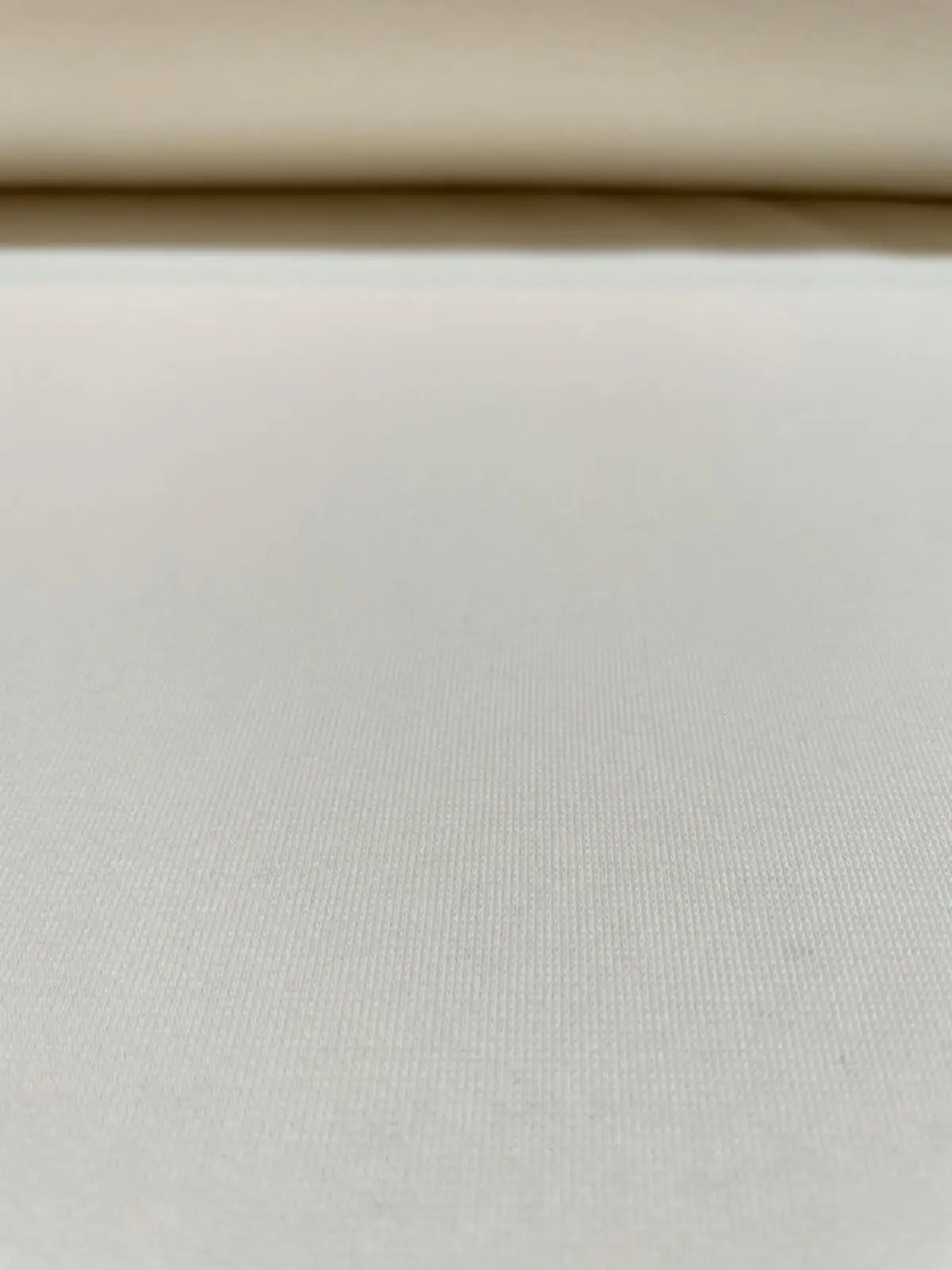 Nahaufnahme von Sweat-Stoff als Meterware in der Farbe Cremeweiß mit feiner Oberflächenstruktur