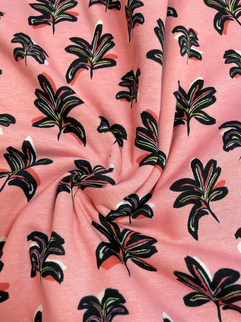 Warmer Alpenfleece Stoff in Rosa Melange mit schwarzen Palmenblättern, weicher Kuschelsweat für Mädchen, Meterware für Winterkleidung.